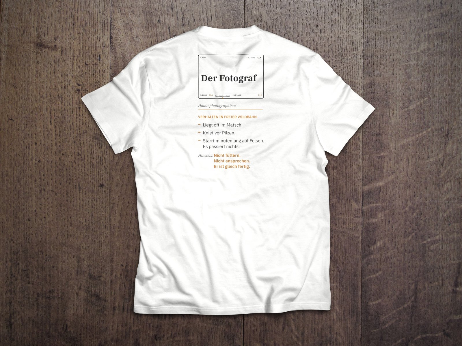 Fotografen-T-Shirt «Der Fotograf – Verhalten» von hemmi.photo – Rückendruck auf White