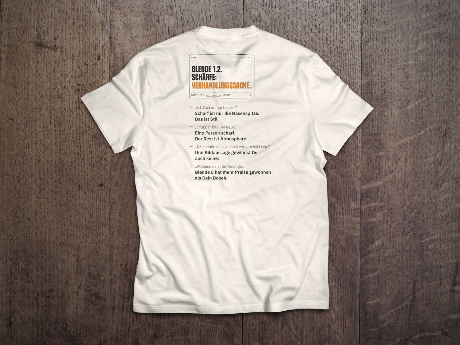 Fotografen-T-Shirt «Blende 1.2» von hemmi.photo – Rückendruck auf Off White
