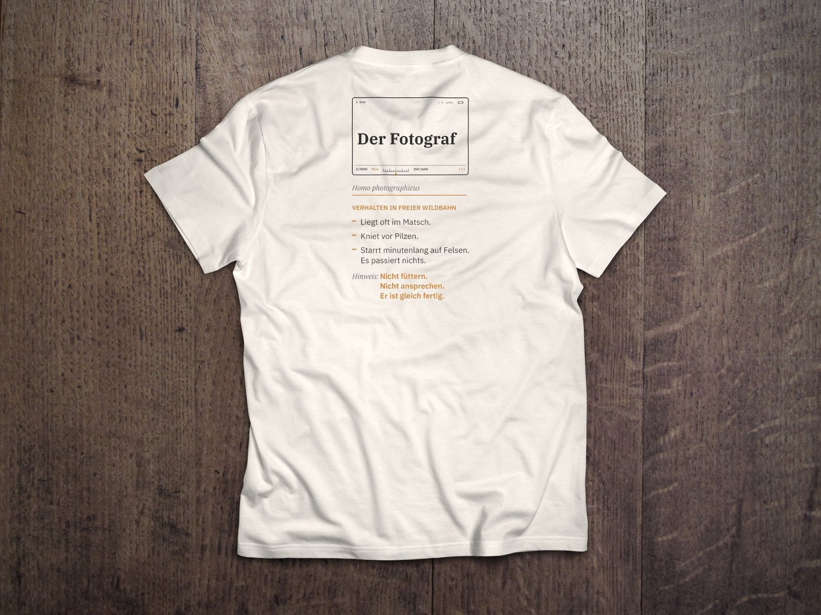 Fotografen-T-Shirt «Der Fotograf – Verhalten» von hemmi.photo – Rückendruck auf Off White