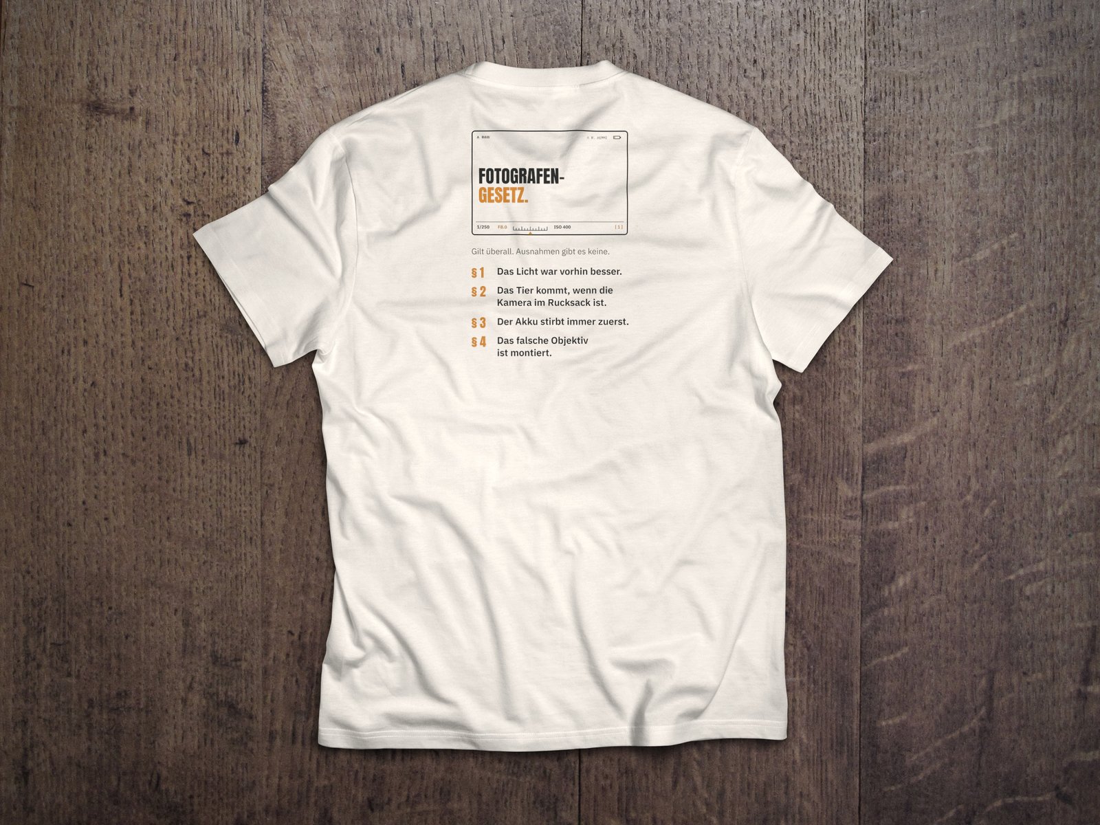 Fotografen-T-Shirt «Fotografen-Gesetz» von hemmi.photo – Rückendruck auf Off White