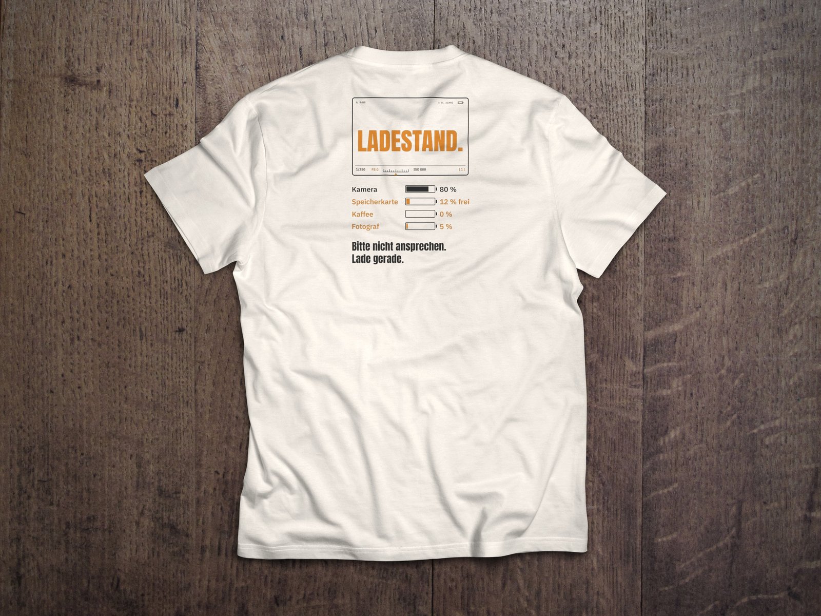 Fotografen-T-Shirt «Ladestand» von hemmi.photo – Rückendruck auf Off White