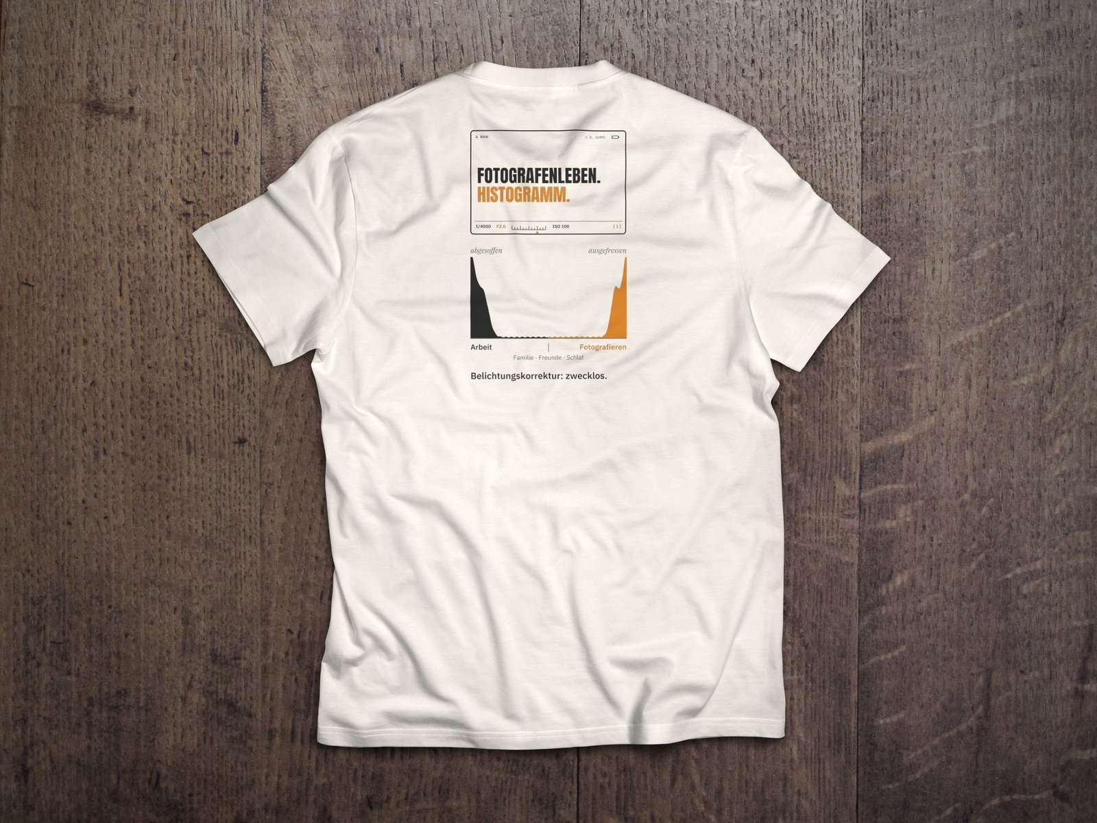 Fotografen-T-Shirt «Fotografenleben. Histogramm.» von hemmi.photo – Rückendruck auf Off White