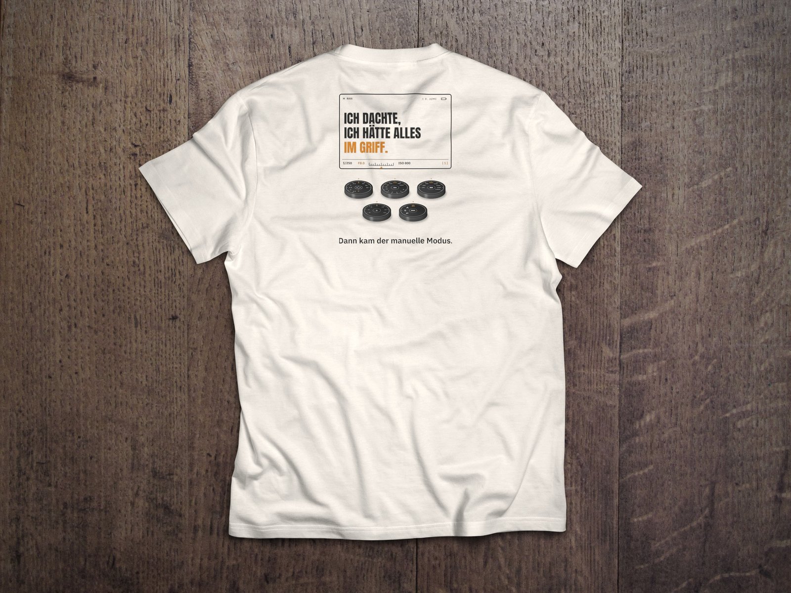 Fotografen-T-Shirt «Im Griff» von hemmi.photo – Rückendruck auf Off White