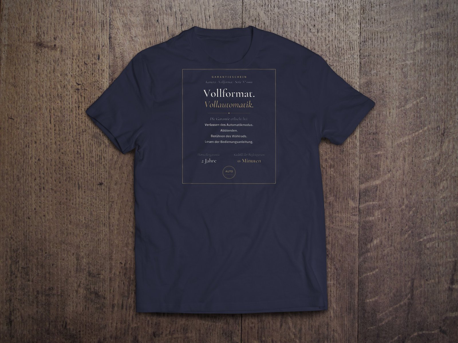 Edles Fotografen-T-Shirt «Garantieschein Vollformat» von hemmi.photo – Brustdruck auf French Navy
