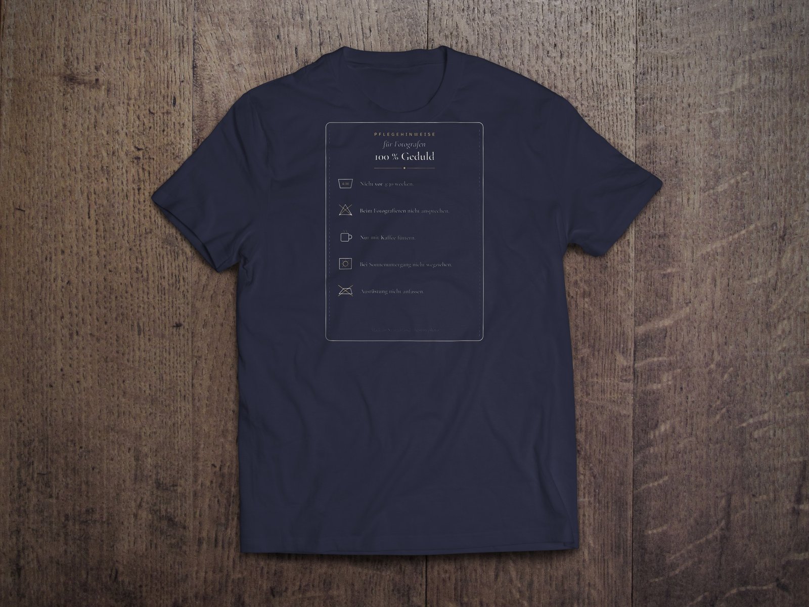 Edles Fotografen-T-Shirt «Pflegehinweise Fotograf» von hemmi.photo – Brustdruck auf French Navy