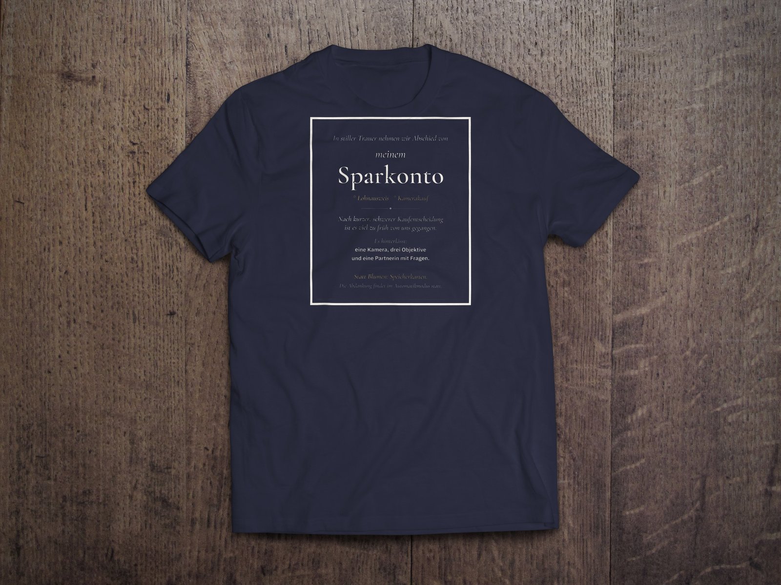 Edles Fotografen-T-Shirt «Traueranzeige Sparkonto» von hemmi.photo – Brustdruck auf French Navy
