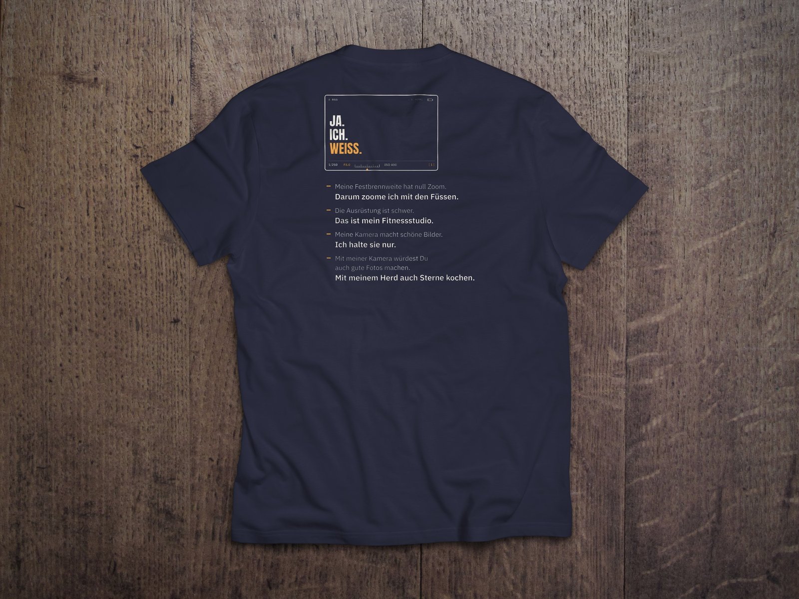 Fotografen-T-Shirt «Ja. Ich. Weiss.» von hemmi.photo – Rückendruck auf French Navy