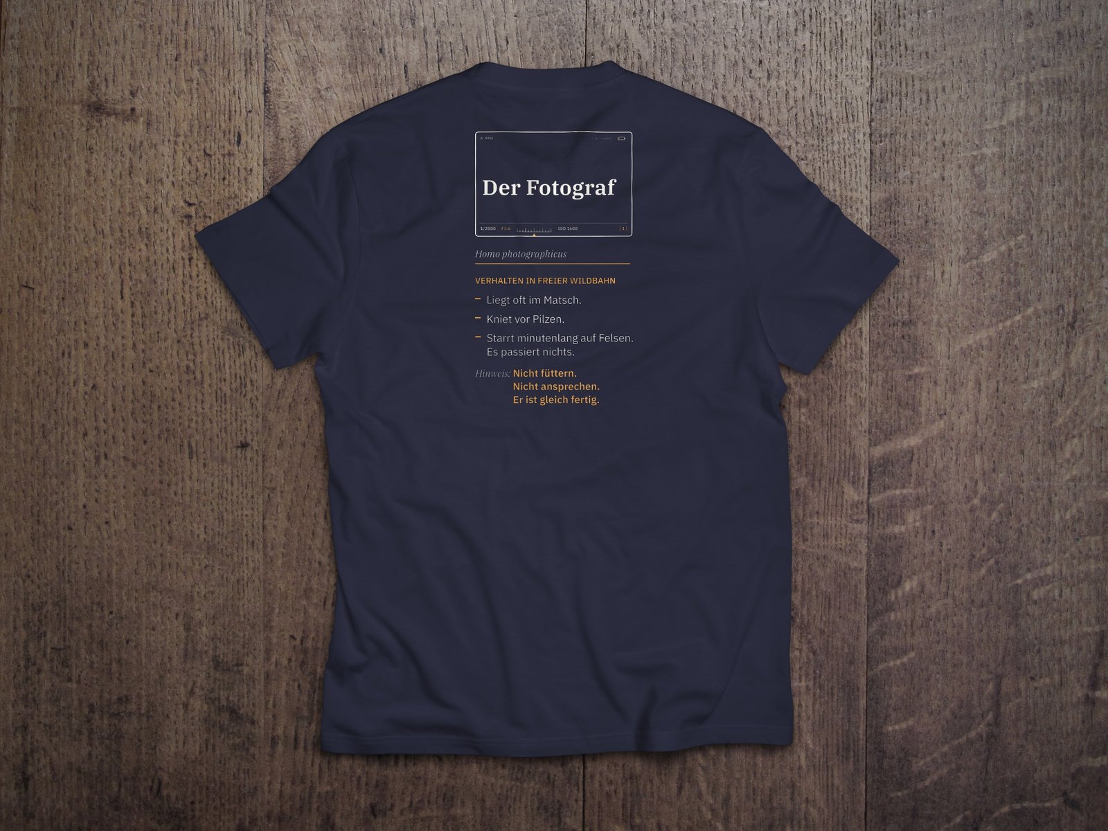 Fotografen-T-Shirt «Der Fotograf – Verhalten» von hemmi.photo – Rückendruck auf French Navy