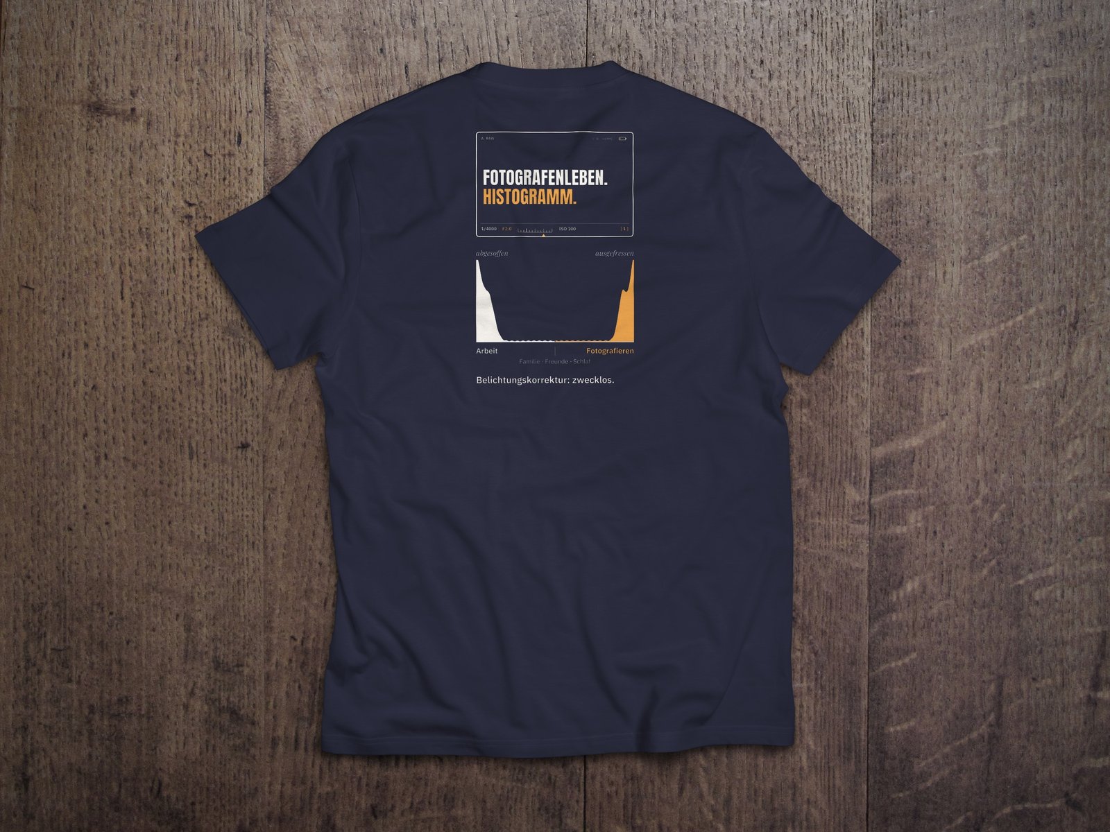 Fotografen-T-Shirt «Fotografenleben. Histogramm.» von hemmi.photo – Rückendruck auf French Navy