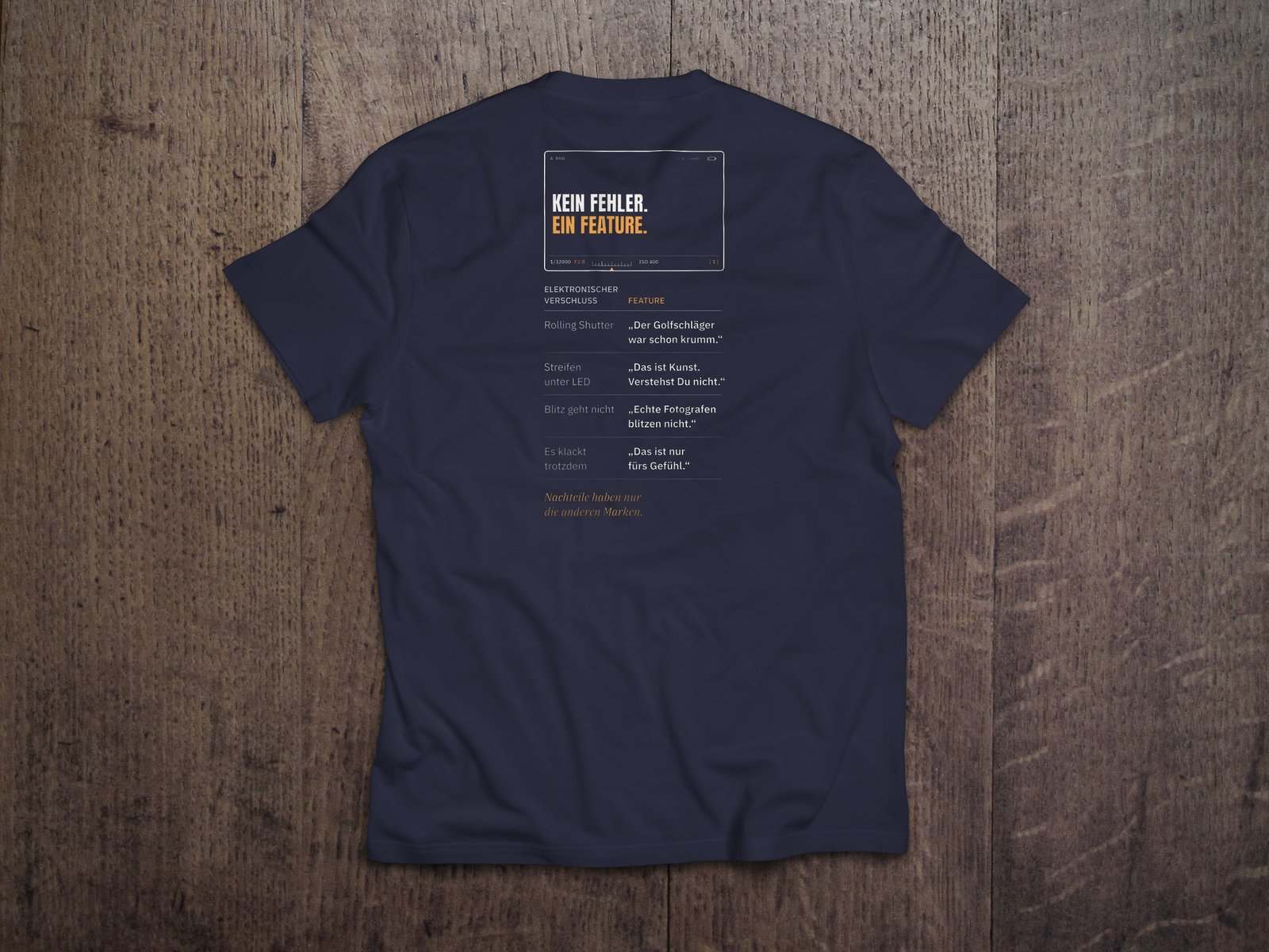 Fotografen-T-Shirt «Kein Fehler. Ein Feature.» von hemmi.photo – Rückendruck auf French Navy