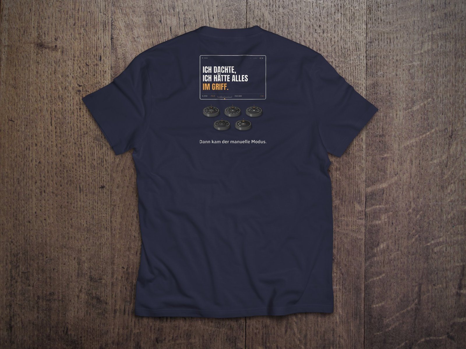 Fotografen-T-Shirt «Im Griff» von hemmi.photo – Rückendruck auf French Navy